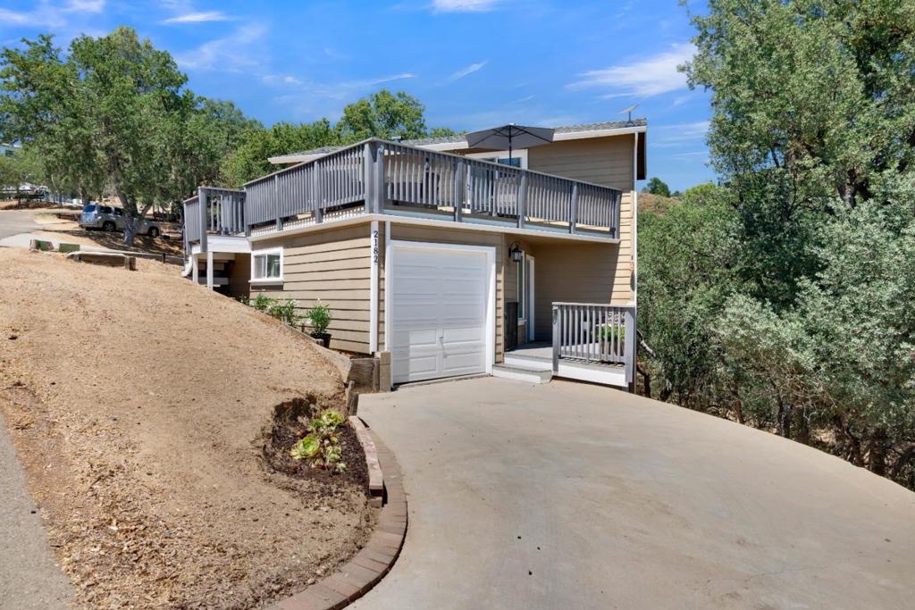 Charming 2-bedroom lake house in Oak Shores Community in San Luis Obispo County. This functional layout has cathedral ceilings, a reverse floorplan, and a large deck off the living room perfect for entertaining. Located just minutes to the lake, clubhouse, pickleball court, putting green, and swimming pool. Kitchen with dining nook offers stainless steel appliances, quartz countertop, and plenty of storage. Experience the beauty of nature and wildlife at Oak Shores. You'll appreciate this well-cared-for, turnkey property at Lake Nacimiento. New A/C and roof.