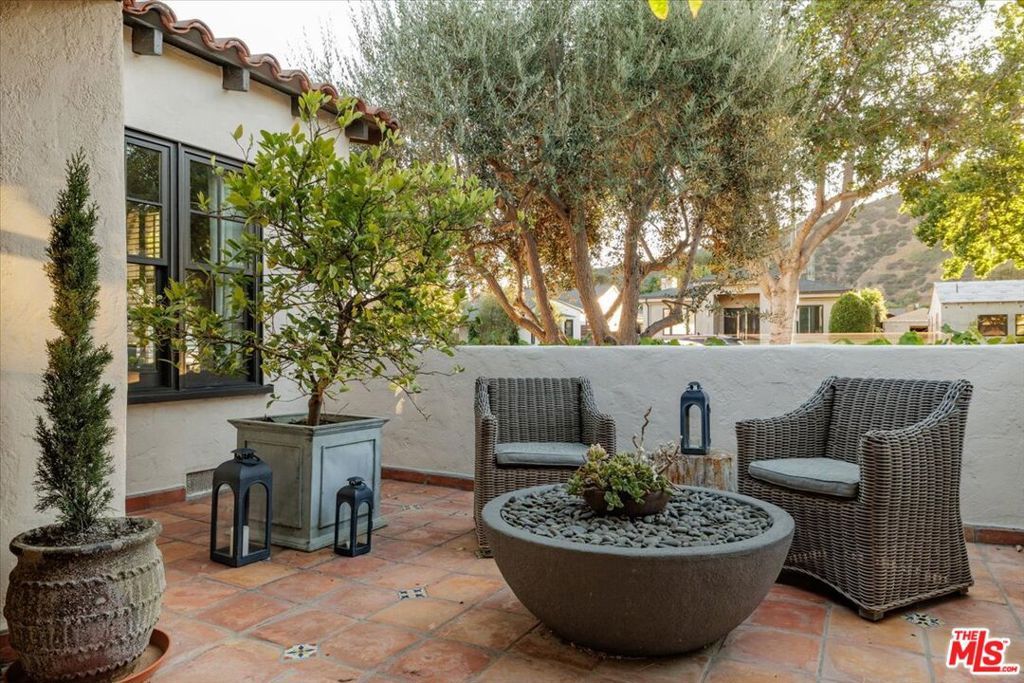 Photo of 4239 Brunswick Avenue, Los Angeles, CA 90039 (MLS # 25590403)