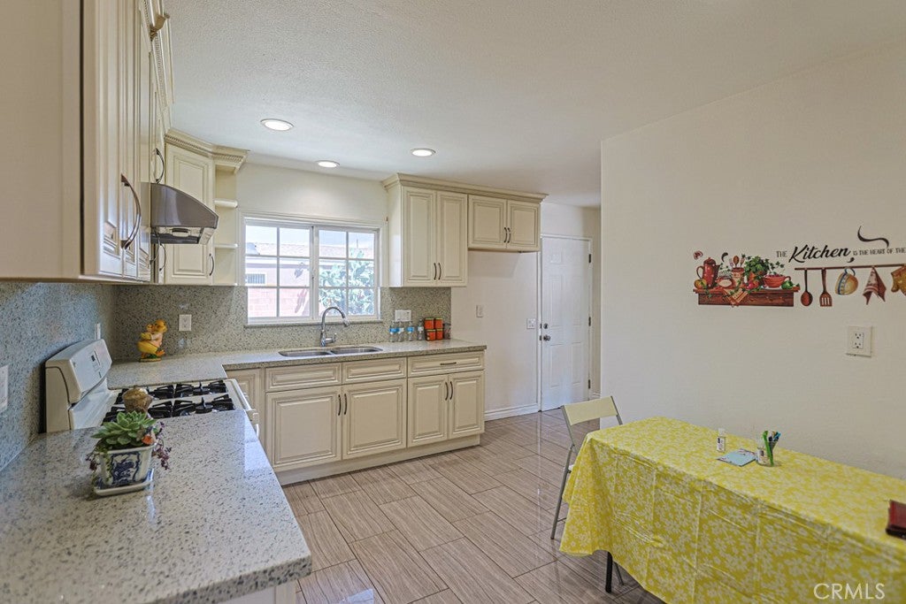 12132 Hackamore