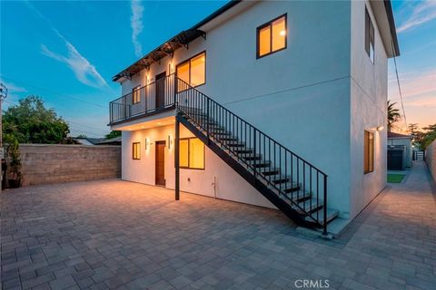 Photo of 11120 Emelita Street, North Hollywood, CA 91601 (MLS # SR26043137)