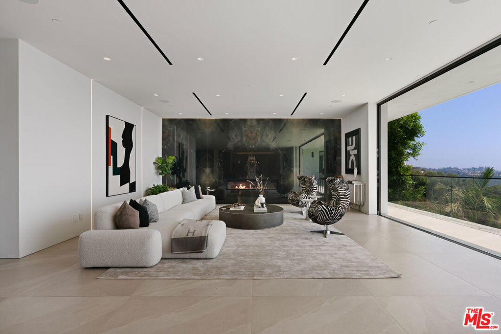 2180 Stradella Road