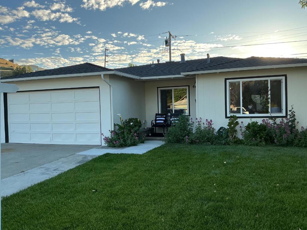 408 HARMONY Ln