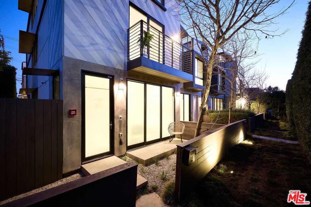 Photo of 748 Brooks Avenue, Venice, CA 90291 (MLS # 25503705)