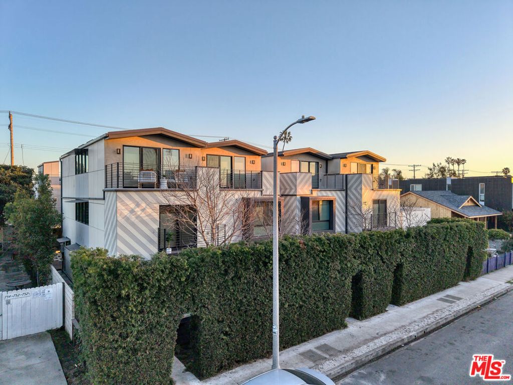 Photo of 748 Brooks Avenue, Venice, CA 90291 (MLS # 25503705)