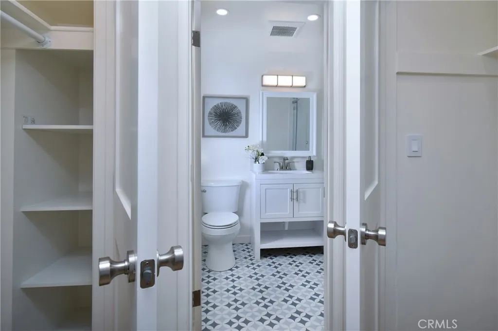 Studio City, California 91604, United States, 3 Bedrooms Bedrooms, ,4 BathroomsBathrooms,Residential,Pending,200922