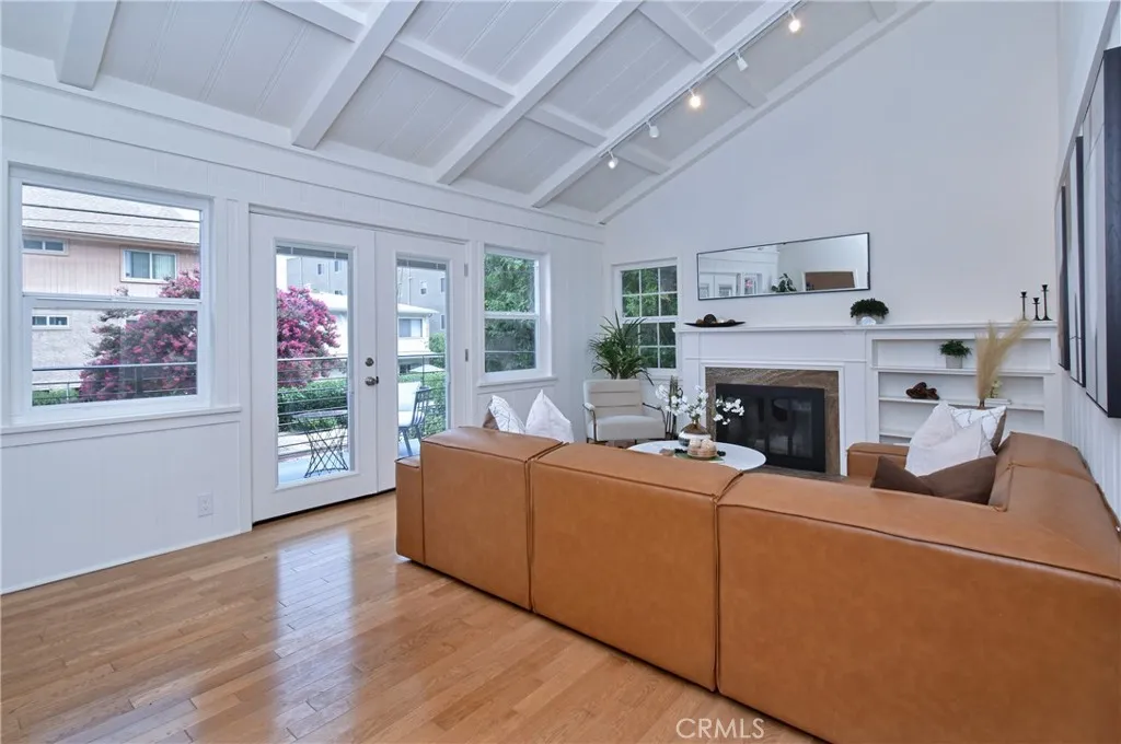 Studio City, California 91604, United States, 3 Bedrooms Bedrooms, ,4 BathroomsBathrooms,Residential,Pending,200922