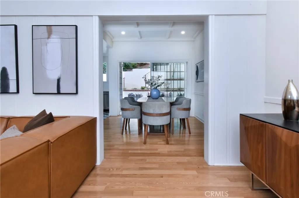 Studio City, California 91604, United States, 3 Bedrooms Bedrooms, ,4 BathroomsBathrooms,Residential,Pending,200922