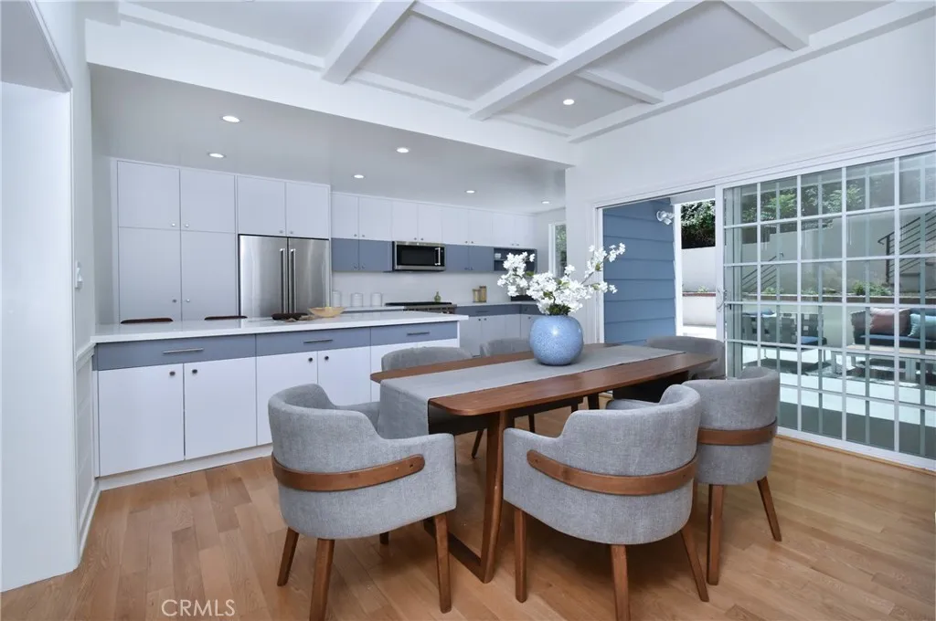 Studio City, California 91604, United States, 3 Bedrooms Bedrooms, ,4 BathroomsBathrooms,Residential,Pending,200922