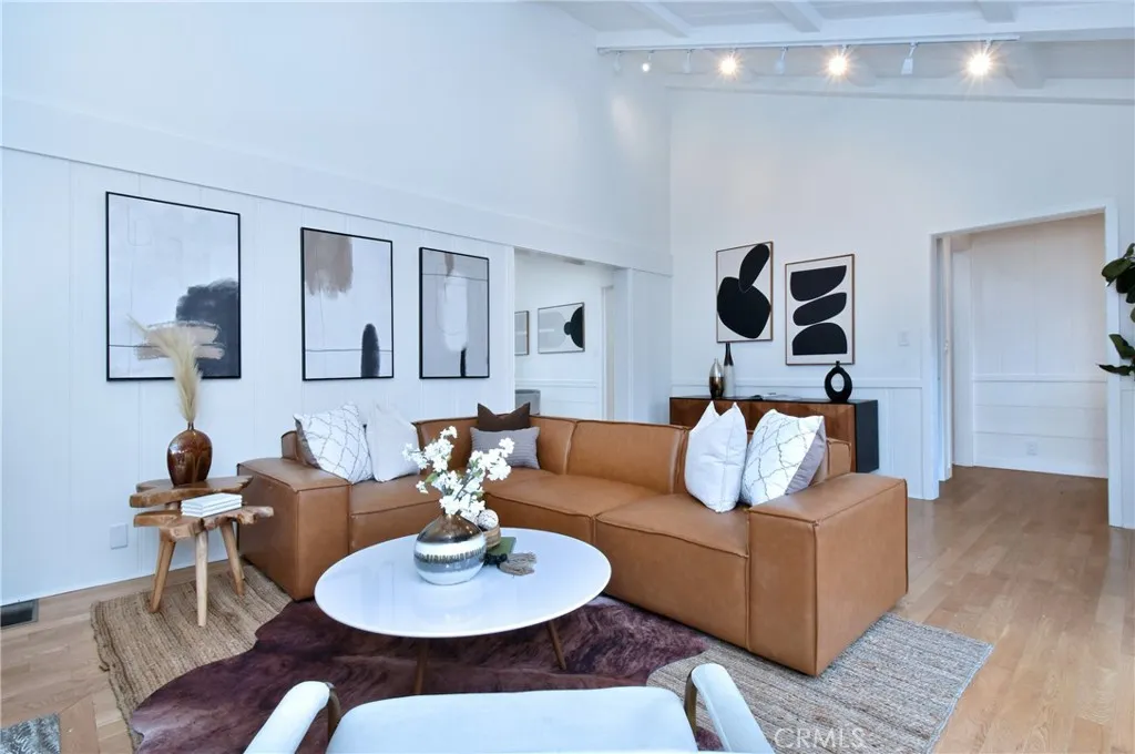 Studio City, California 91604, United States, 3 Bedrooms Bedrooms, ,4 BathroomsBathrooms,Residential,Pending,200922