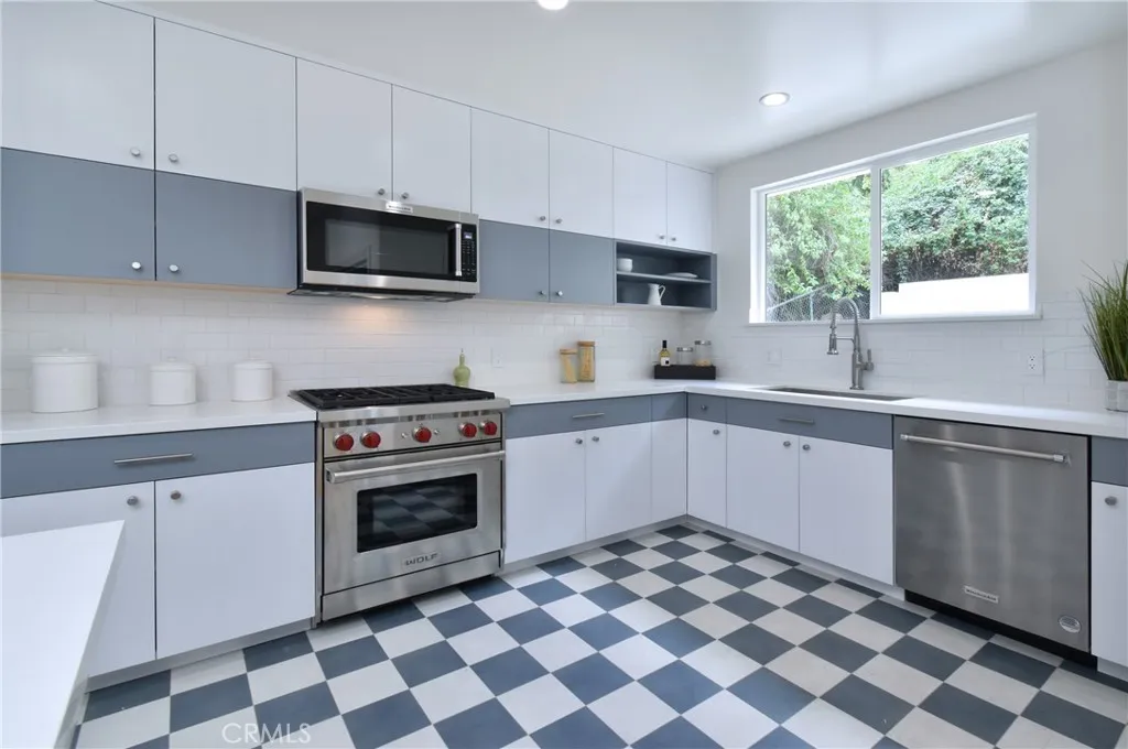 Studio City, California 91604, United States, 3 Bedrooms Bedrooms, ,4 BathroomsBathrooms,Residential,Pending,200922