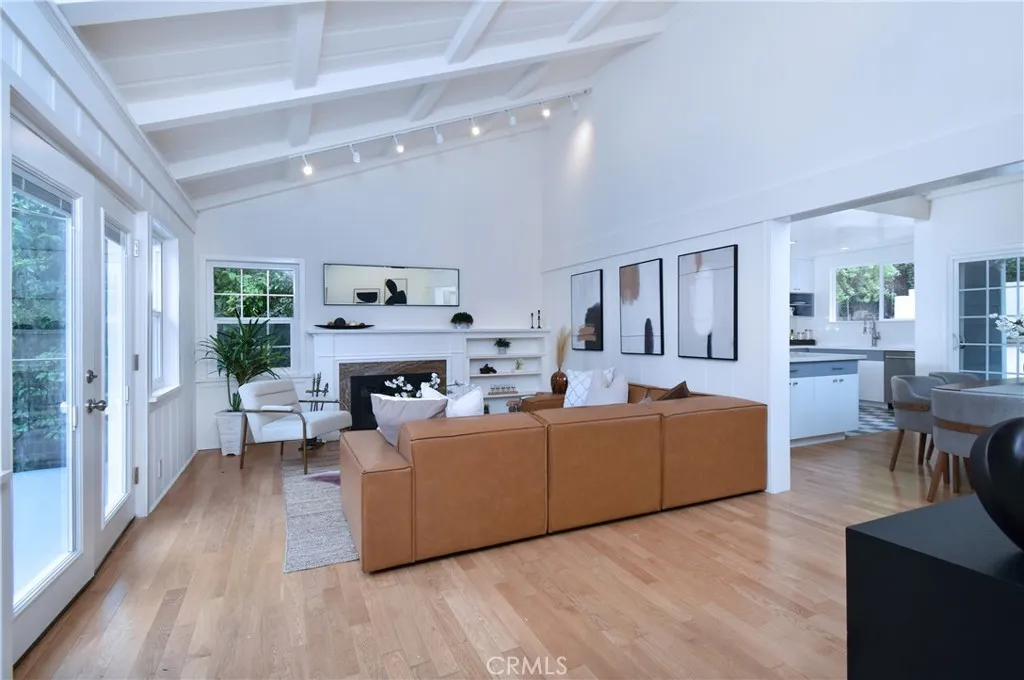 Studio City, California 91604, United States, 3 Bedrooms Bedrooms, ,4 BathroomsBathrooms,Residential,Pending,200922