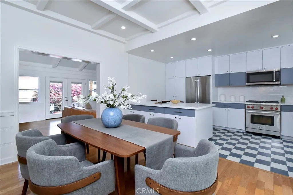 Studio City, California 91604, United States, 3 Bedrooms Bedrooms, ,4 BathroomsBathrooms,Residential,Pending,200922