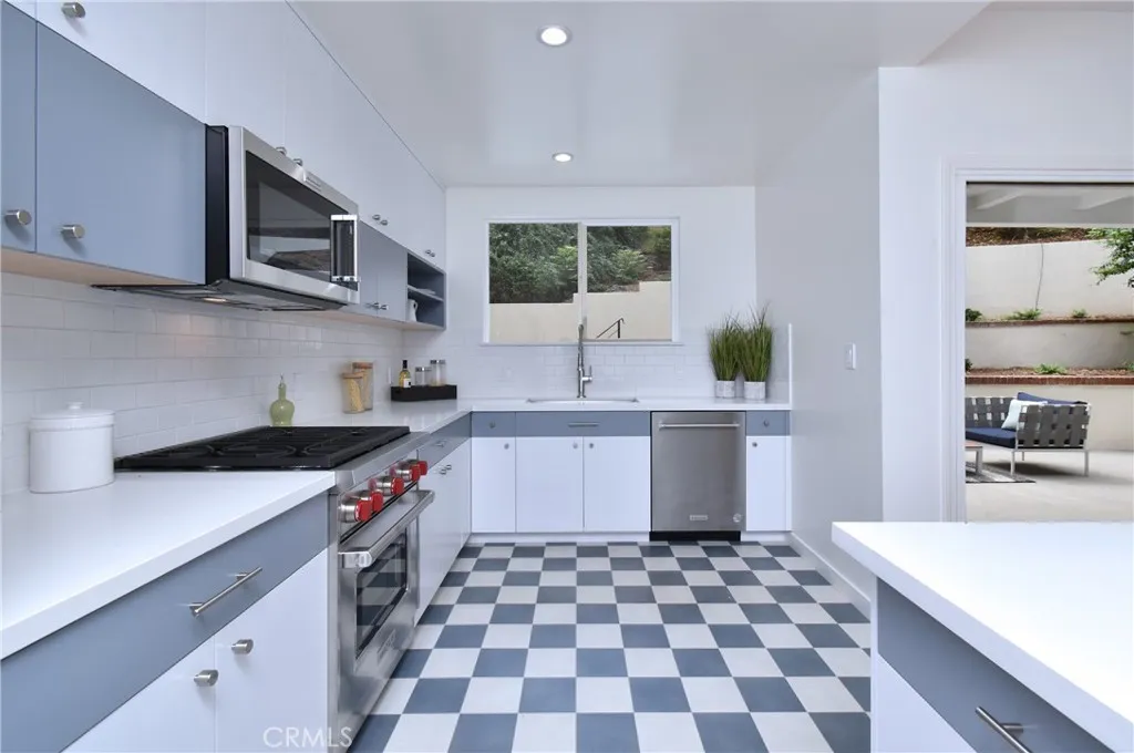 Studio City, California 91604, United States, 3 Bedrooms Bedrooms, ,4 BathroomsBathrooms,Residential,Pending,200922