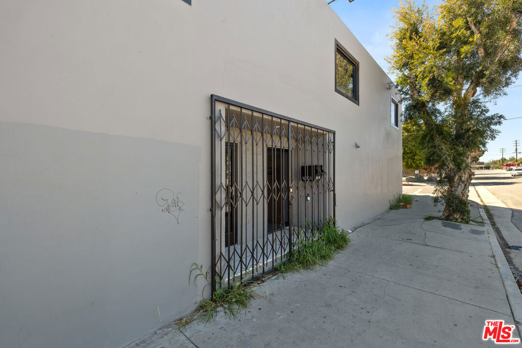 18536 Oxnard Street