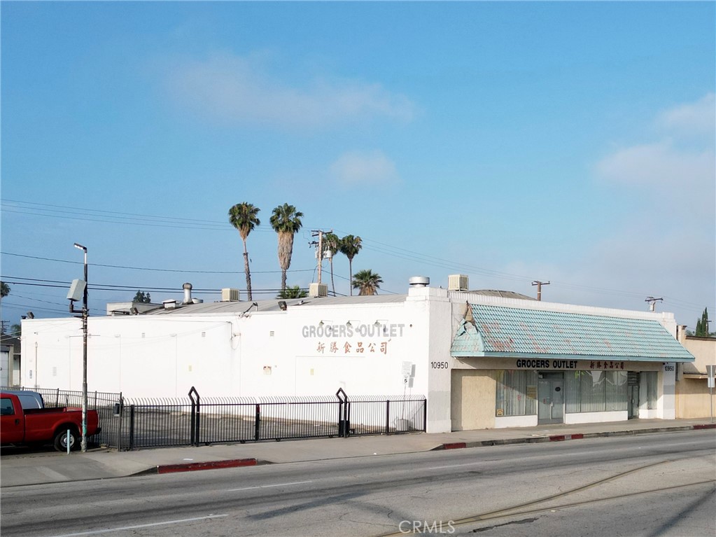 ±9,262 SF freestanding commercial building on Garvey Ave in El Monte.
Zoning: M/MU (Mixed/Multiuse)
Office Area: ±1,500 SF
Clear Height: 13’
Power: 200A, 250V, 3-Phase
Natural Gas Available.
Parking: ±35 spaces (3.78/1,000)
Features: Walk-in display coolers, floor drains, secured fenced lot
High visibility frontage on Garvey Ave
Option to lease adjacent ±16,240 SF warehouse at 2817 Tyler Ave
TI available.
Ideal for retail, service, or food-related operations (check with city for use).