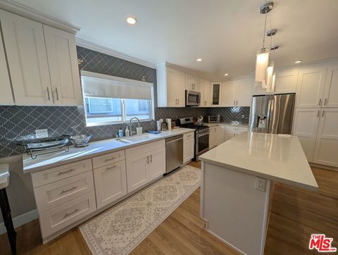 Photo of 5768 Graves Avenue, Encino, CA 91316 (MLS # 25610283)