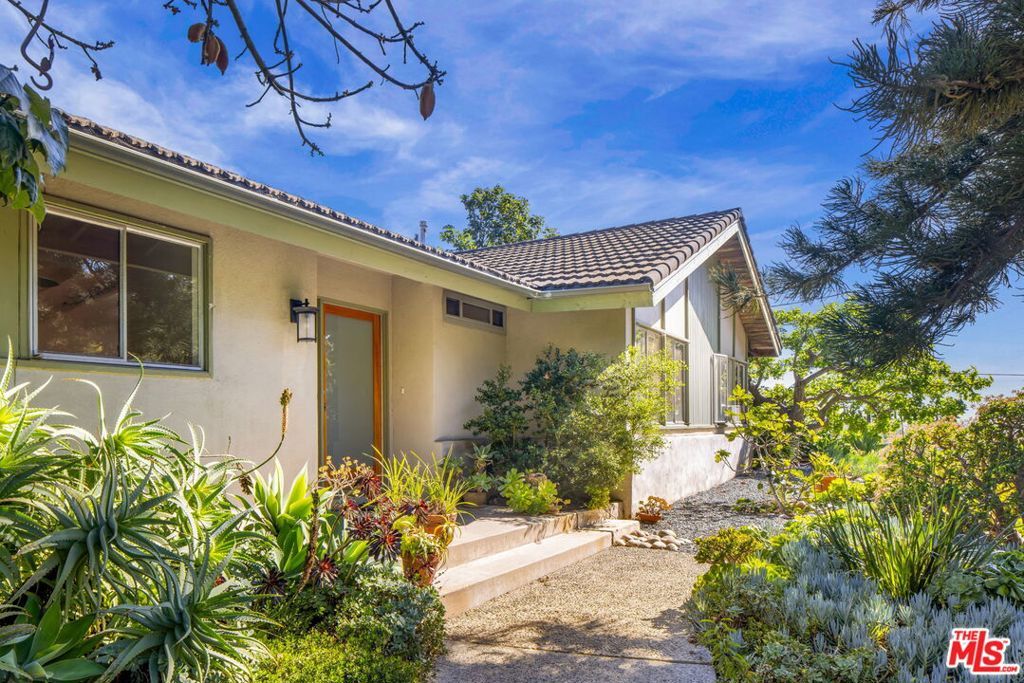Photo of 1362 Marinette Road, Pacific Palisades, CA 90272 (MLS # 26655505)