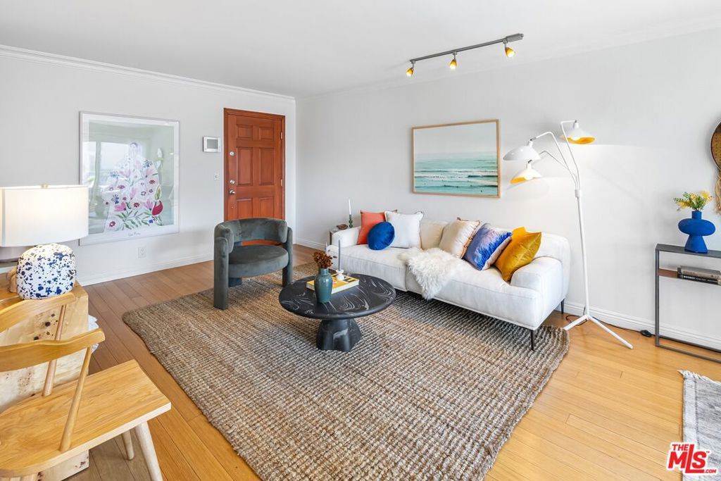 Photo of 1154 S Barrington Avenue #201, Los Angeles, CA 90049 (MLS # 25614769)