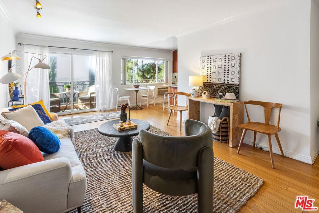 Photo of 1154 S Barrington Avenue #201, Los Angeles, CA 90049 (MLS # 25614769)