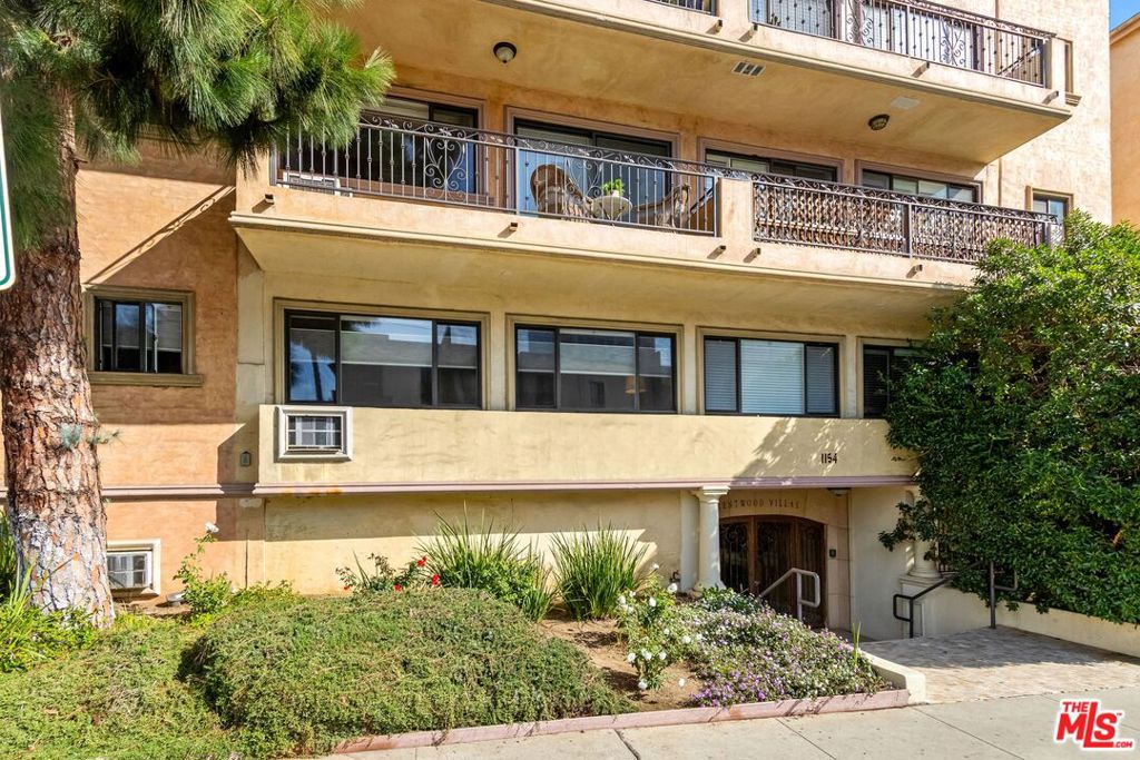 1154 S Barrington Avenue 201