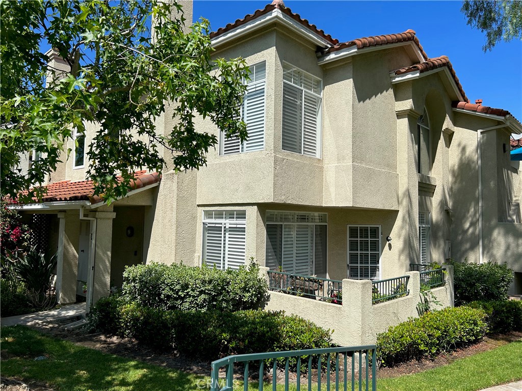 Welcome to 126 Cinnamon Teal in Aliso Viejo – a beautifully upgraded corner-unit townhome in the desirable Seagate Colony. Spanning nearly 1,100 square feet, this 2-bedroom, 2.5-bath residence featuring dual primaries combines stylish comfort with a vibrant community lifestyle.
Step inside to find a light-filled living room with oversized windows, a cozy fireplace, and direct access to a private patio overlooking the lush greenbelt. The open floor plan flows seamlessly into the dining area and kitchen, where you’ll find a breakfast bar, gas stove, double-door refrigerator, and included washer and dryer. Upstairs, two spacious bedrooms each feature en suite baths, making the layout ideal for both privacy and convenience. Life at Seagate Colony offers true resort-style living with two sparkling pools, two relaxing spas, a fitness center, and a clubhouse for gatherings. Beyond the community, you’re just minutes from Aliso Viejo Town Center with its popular dining, shopping, and entertainment options. Outdoor enthusiasts will love the nearby hiking and biking trails that wind through Aliso and Wood Canyons Wilderness Park, while beach lovers can head straight down the road to world-class Laguna Beach. Families will also appreciate that the home is within the highly regarded Laguna Beach School District. Whether you’re drawn to the coastal lifestyle, the convenience of nearby amenities, or the comfort of a turnkey home, 126 Cinnamon Teal places you at the heart of it all. Please note: To be sold with Tenants in place until July, 2026.