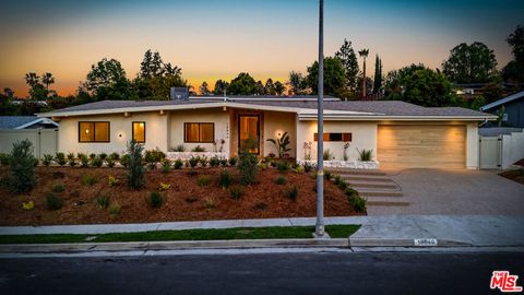 Photo of 18840 La Amistad Place, Tarzana, CA 91356 (MLS # 26829453)
