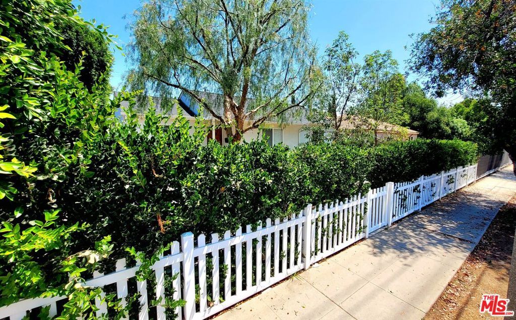 Photo of 17629 Burbank Boulevard, Encino, CA 91316 (MLS # 26669073)