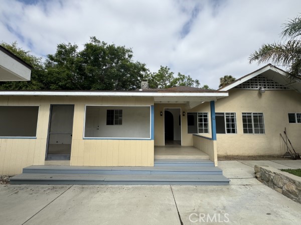 Great Location with supersize trailer yards with 3 bedrooms, 1 and half baths. One is a Master bedroom. Kitchen with a lots of newer cabinets, granite counter tops and built-in buffet cabinet. Custom fireplace in the Living Room and enclosed porch. There is a and a 4 car detached garage. Numerous plants and fruit tree through the 1.25 acre flat property lot. Great for landscaper storage or construction work.