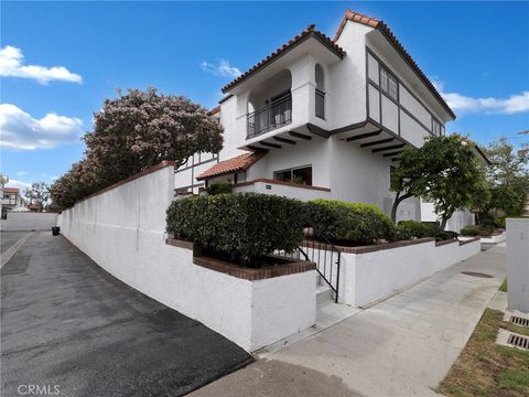 Photo of 10030 Owensmouth Ave #25, Chatsworth, CA 91311 (MLS # SR26075744)