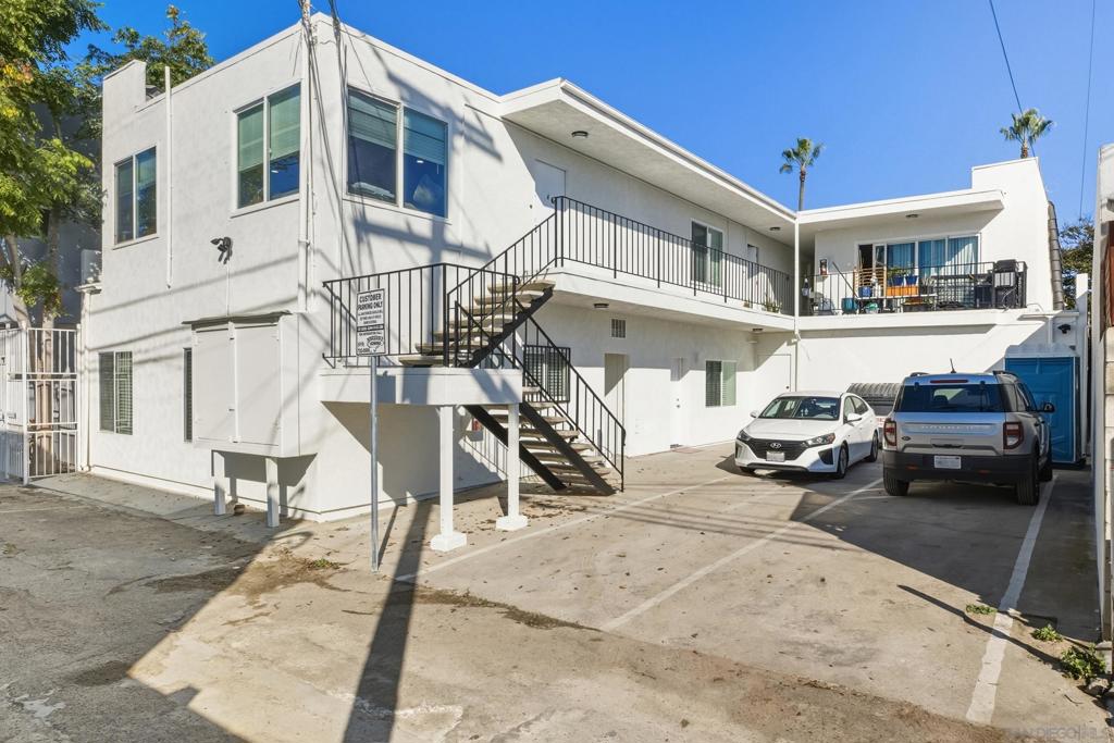 4843 Voltaire St