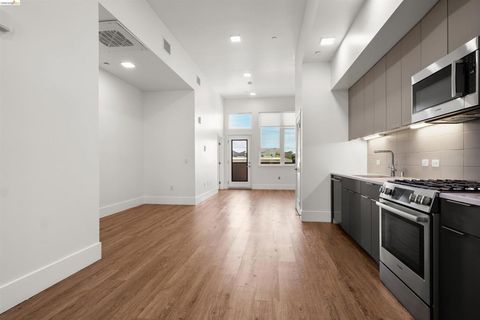 Photo of 1545 32nd Street St #208, Oakland, CA 94608 (MLS # 41128940)