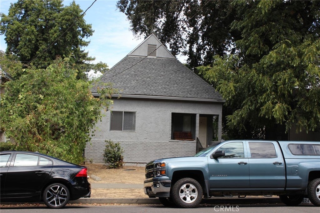824 W 1st Street