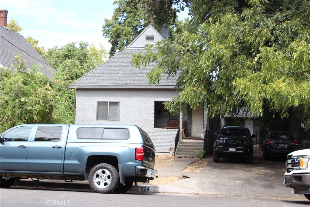 824 W 1st Street