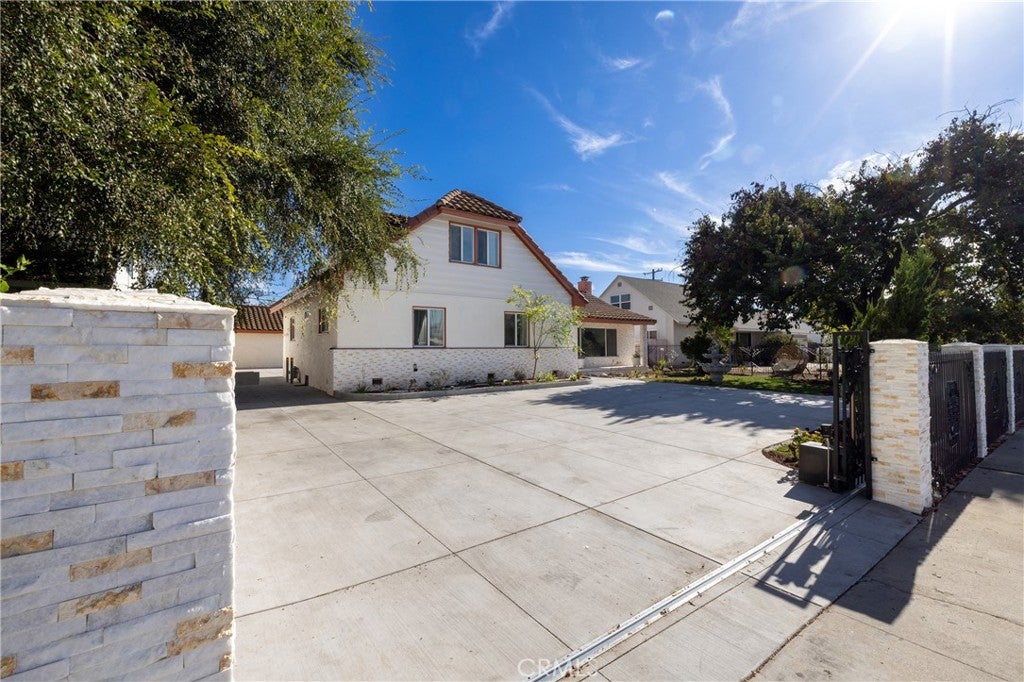 820 E Cameron