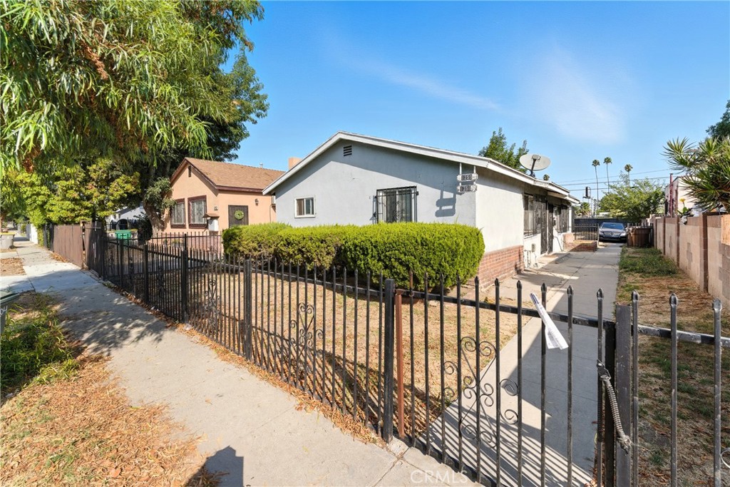 Charming Duplex in the Heart of Inglewood!
This well-maintained duplex features two (1257/1259) 1-bedroom, 1-bath units. Located just 1 mile from SoFi Stadium and Inglewood’s vibrant entertainment district, you’ll love the convenience of nearby Metro transportation, dining, shopping, and quick freeway access. The oversized lot offers endless possibilities for expansion or additional units, making this property a smart investment with room to grow. Whether you’re adding to your portfolio or seeking a home with extra income potential, this is an opportunity you don’t want to miss!