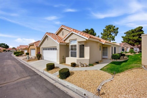 Photo of 19146 Oak St, Apple Valley, CA 92308 (MLS # CV26192745)