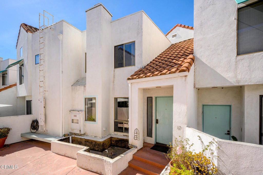 Photo of 1340 Glenwood Road #17, Glendale, CA 91201 (MLS # P1-26355)