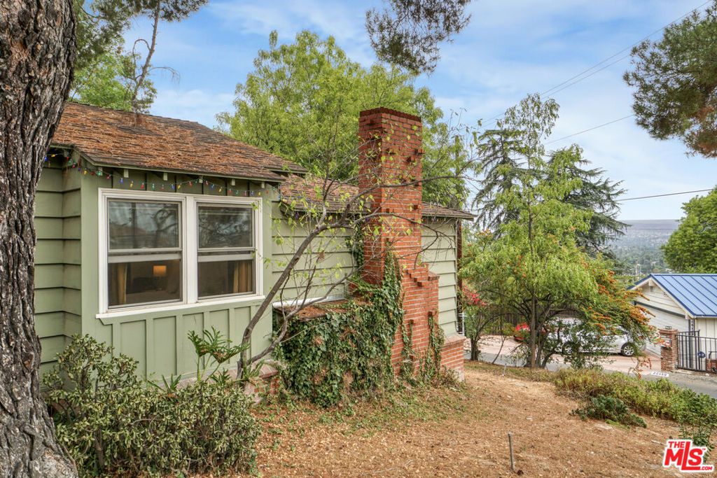 Photo of 22460 Venido Road, Woodland Hills, CA 91364 (MLS # 25599667)