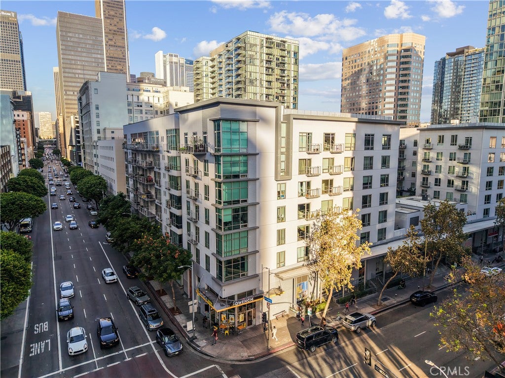 645 W 9th Street 744