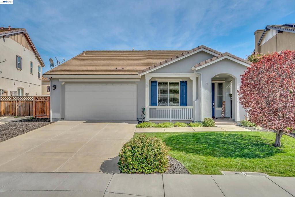Photo of 71 71 Safflower Ct Ct, Oakley, CA 94561 (MLS # 41125854)