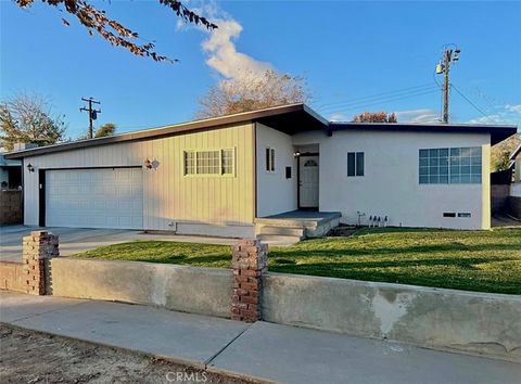 Photo of 755 W Holguin St, Lancaster, CA 93534 (MLS # PW26026988)