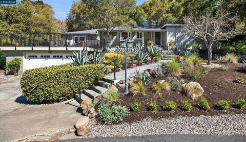 Photo of 27 Glorietta Ct Ct, Orinda, CA 94563 (MLS # 41127111)