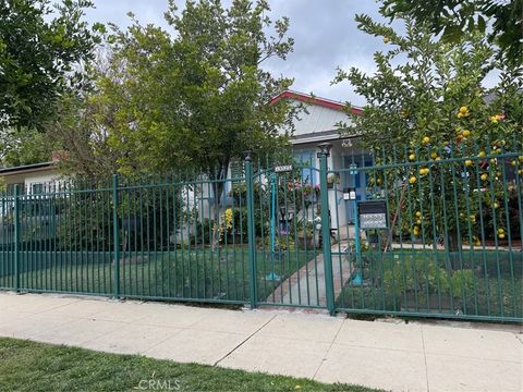 Photo of 19523 Friar St, Tarzana, CA 91335 (MLS # SR26027489)