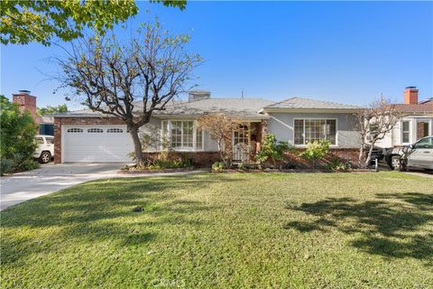 Photo of 351 S Parish Pl, Burbank, CA 91506 (MLS # SR26074839)