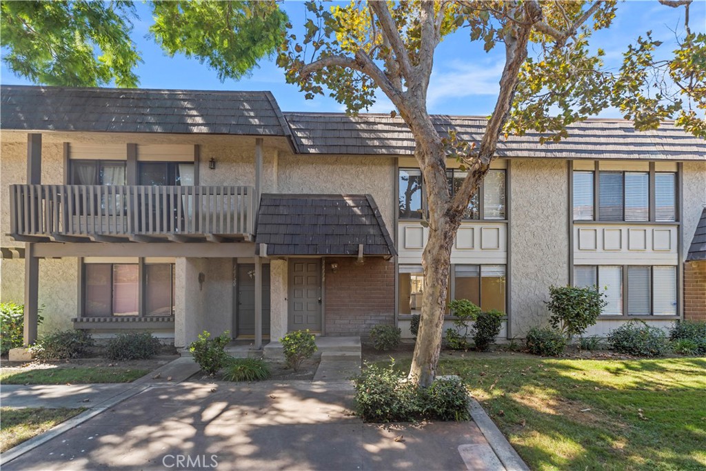 Beautifully Upgraded Townhome in Cerritos
I. Community: Highly Desirable Tiburon Community.
II. Home Features:
3 Bedrooms | 3 Bathrooms | 2-Car Garage;
Fully renovated within the past 3 years with over $120 K in upgrades, including newer kitchen, newer floor, newer second bathroom, brand-new electrical panels, newly rebuilt two bathrooms with new plumbing in master bathroom and downstairs bathroom.
Spacious open layout with private and quiet patio.
III. Top-Rated Schools Nearby:
Whitney Magnet High School (~1 mile).
IV. Community Amenities:
2 Swimming Pools + Children’s Tot Pool;
Clubhouse with BBQ & Playground.
V. Prime Location:
Just 7 minutes to Los Cerritos Center shopping & dining.
Easy freeway access.
Fully Upgraded + Lowest Price per Sq.Ft. for a 3B3B in Cerritos — Don’t Miss This Opportunity!