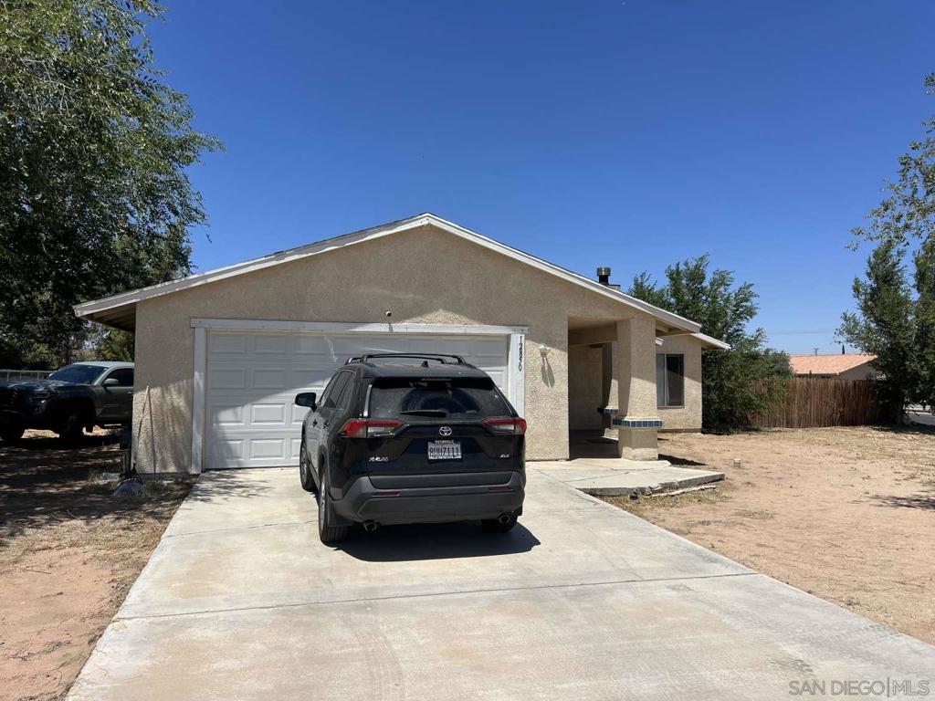 Spacious 0.43-acre property in Apple Valley! This home features a new roof on the main part of the house (2024) and a new water heater. Enjoy the benefits of recently added screens. The interior offers a opportunity for customization. A little TLC will make this house shine.