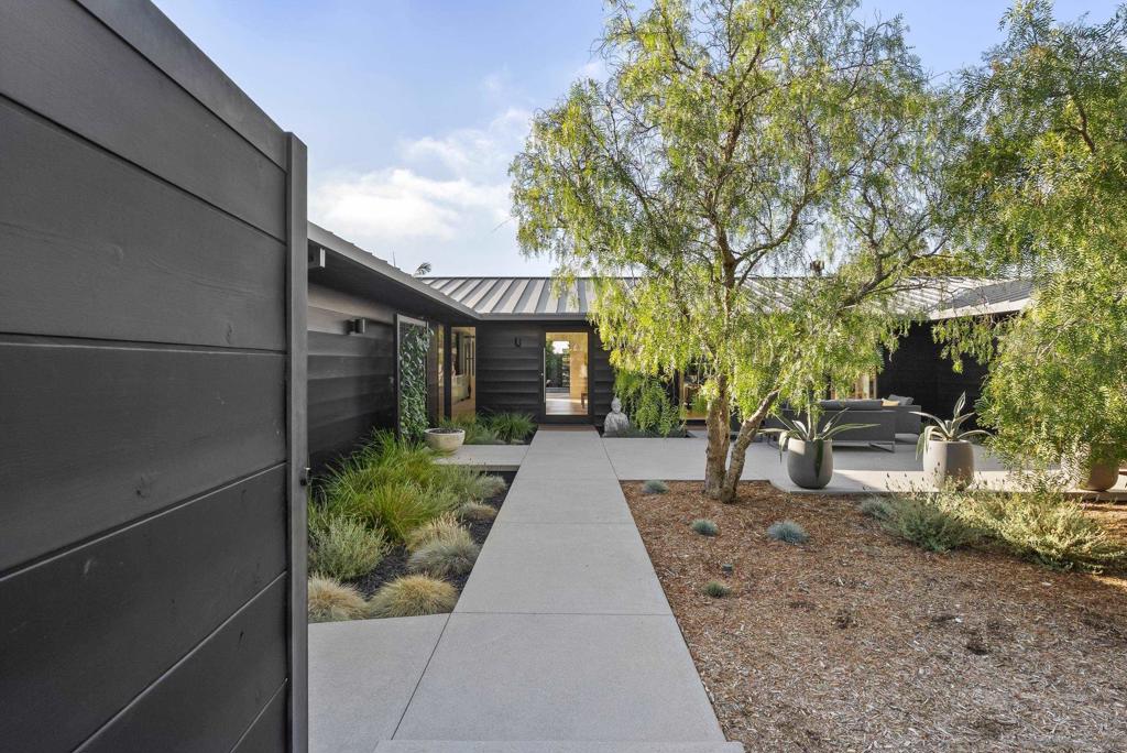6510 Avenida Manana