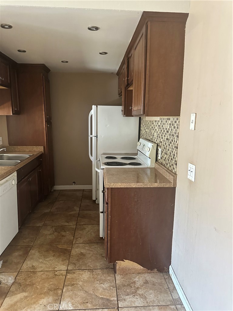 1735 E Washington G11