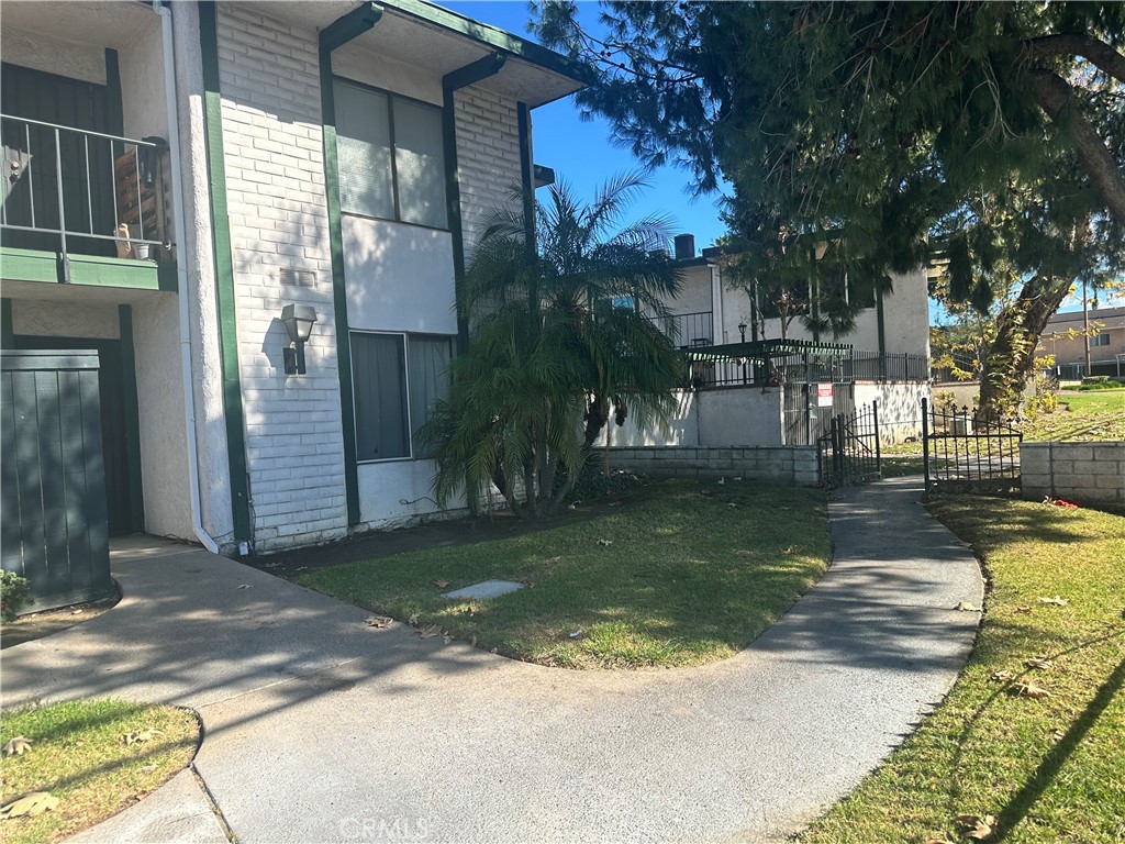 1735 E Washington G11