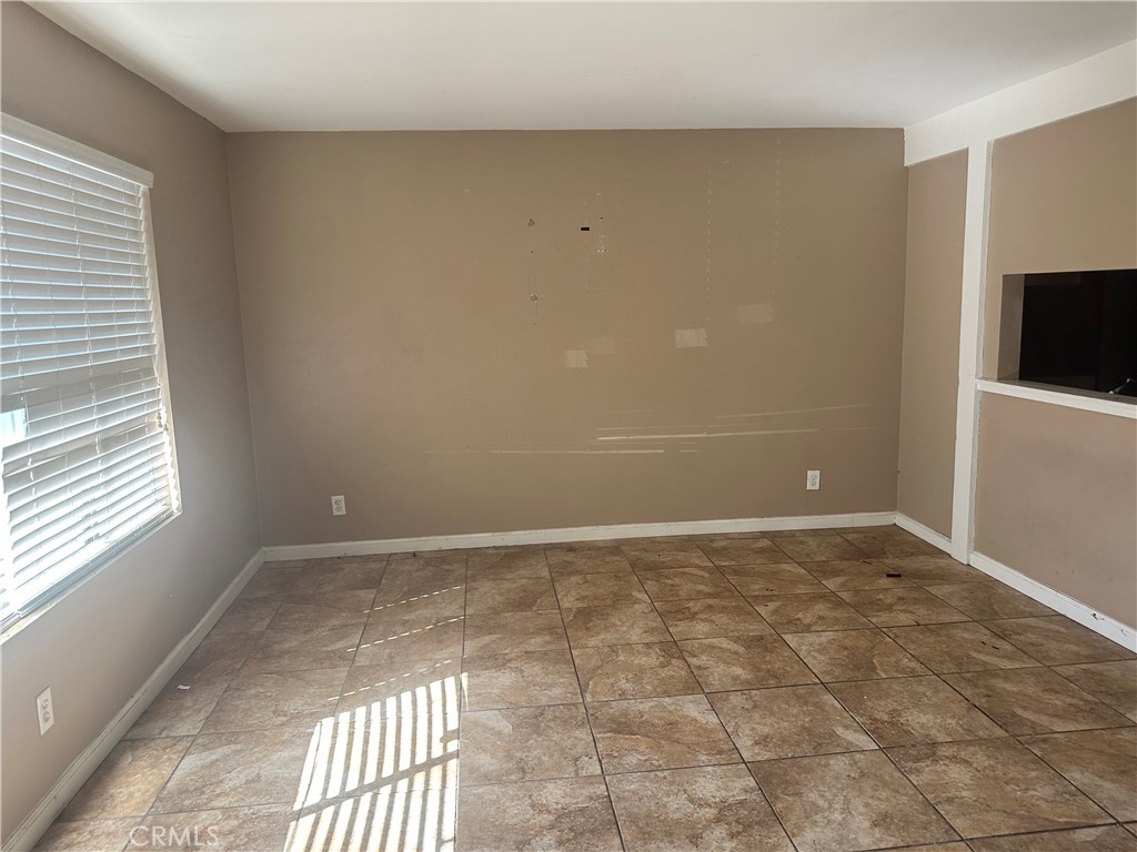 1735 E Washington G11